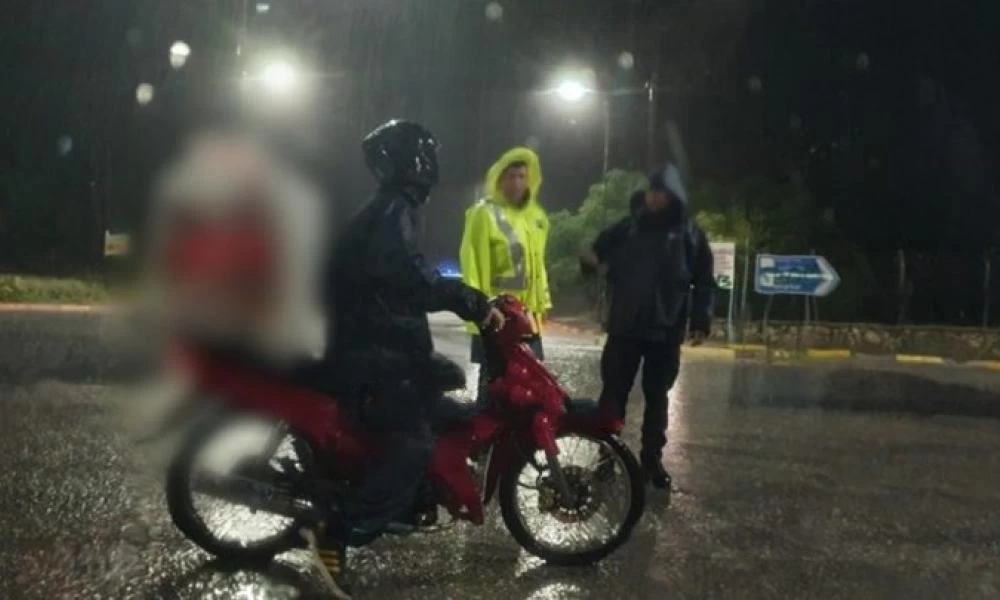 Όταν η δουλειά είναι πάνω απ' όλα: Ντελιβεράς ήθελε να περάσει χείμαρρο!